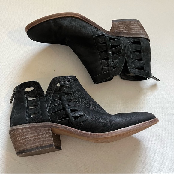 Vince Camuto Peera Black Leather Cut Out Ankle Bootie size 6.5 - Picture 6 of 13
